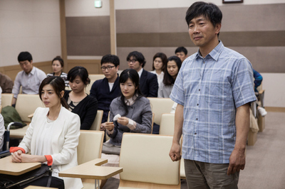 2월6일 개봉을 앞둔 ‘또 하나의 약속’은 삼성전자 반도체 공장에서 일하다 백혈병으로 숨진 황유미씨와 아버지 황상기씨의 법정투쟁을 영화화했다. 영화는 노동자의 안전은 안중에 없는 국가와 자본의 민낯을 고스란히 보여준다. /사진=OAL 제공