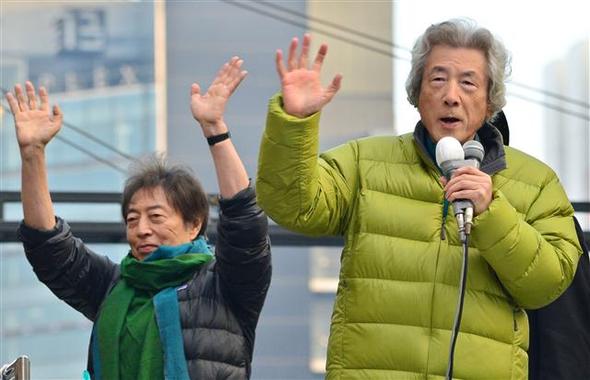탈핵 기치를 내걸고 도쿄도지사 선거에 출마한 호소카와 모리히로 전 총리와 연대한 고이즈미 준이치로(오른쪽) 전 총리가 2일 도쿄 거리에서 함께 선거 유세를 하며 지원 연설을 하고 있다. 아베 정권의 중간평가 성격을 지닌 이번 선거에서 밀리지 않으려고 자민당과 아베 총리가 마스조에 후보를 전폭 지원하고 있으며, 여론조사에서도 마스조에 후보가 앞서는 것으로 나타나고 있다. 선거는 9일 치러진다. 도쿄/AFP 연합뉴스