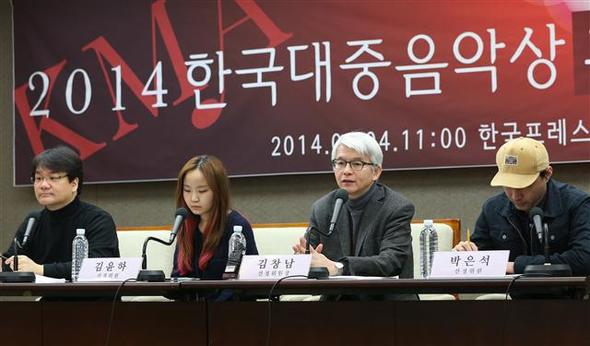 김창남 선정위원장(오른쪽 둘째)이 4일 오전 서울 중구 태평로 프레스센터에서 열린 ‘2014 한국대중음악상 후보 발표 기자회견’에서 인사말을 하고 있다. 연합뉴스