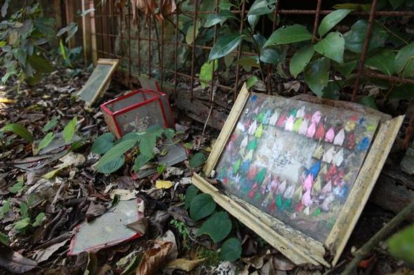 오키나와현 나하시의 슈리성 지하에는 일본군 제32군사령부호(壕)가 건설되었다. 이 지하기지 건설을 위해 조선인 군부가 동원되었고 혹독한 노동에 시달렸다. 동원된 규모는 정확하지 않다. 수학여행을 온 학생들이 남기고 간 종이학에는 평화를 위한 염원이 담겨 있다. 하지만 전쟁에 대한 기억들은 사라져가고 있다. 안해룡/사진가