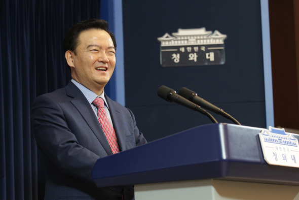 민경욱 신임 청와대 대변인이 5일 청와대 춘추관에서 기자들의 질문에 답변하고 있다..2014.2.5 / 청와대 사진기자단