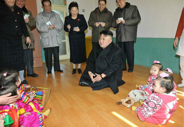 김정은 조선노동당 제1비서가 평양시의 고아 보육시설인 육아원과 애육원을 방문했다고 <노동신문>이 4일 보도한 사진.  연합뉴스