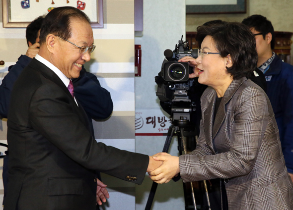 황우여 새누리당 대표(왼쪽)가 6일 서울 여의도의 한 식당에서 서울시장 출마 의사를 밝힌 이혜훈 최고위원과 만나 인사하고 있다. 연합뉴스