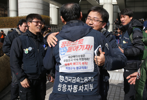 쌍용자동차 해고 노동자들이 7일 오전 서울 서초구 서울고법에서 “원고들에게 한 해고는 모두 무효”라는 승소 판결을 받은 뒤 법정을 나와 부둥켜 안고 기쁨을 나누고 있다. 김봉규 선임기자 bong9@hani.co.kr