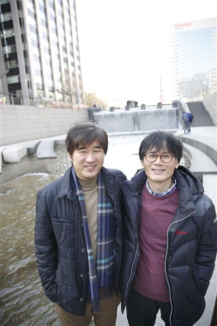 아시아의 이야기 100개를 수집해 책으로 낸 소설가 김남일(오른쪽)과 방현석. “그리스·로마 신화만 좇을게 아니라 아시아의 넓고 깊은 서사의 세계를 맛보라고 권하고 싶다”고 말했다. 아시아 제공