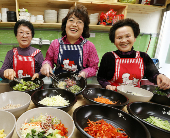 전북 전주시 도시재생 협동조합 1호점 식당 ‘노송밥나무’에서 조애자씨(왼쪽 사진 오른쪽부터), 한복순 조합 이사장, 조청구씨가 생야채 비빔밥을 준비하며 웃고 있다. 전주/박임근 기자