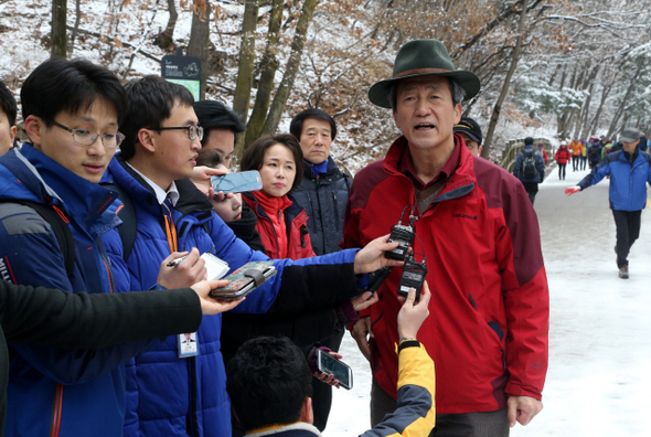 서울시장 선거 출마를 고심하고 있는 정몽준 새누리당 의원이 9일 오후 서울 관악산 등산로 들머리에서 지역구인 동작구 주민 40여명과 산행을 하기에 앞서 기자들의 질문에 답하고 있다. 정 의원은 “대통령 자리가 제일 중요하지만, 서울시장도 그에 못지않게 중요한 자리다. (출마 여부를) 조만간 결정하겠다”고 말했다. 이정우 선임기자 woo@hani.co.kr