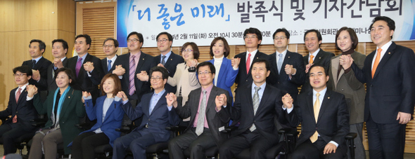 민주당 초·재선 의원 22명이 만든 정치행동그룹 ‘더 좋은 미래’가 11일 오전 국회 의원회관에서 발족식을 열고 “더 좋은 미래”를 함께 외치고 있다.  
 이정우 선임기자 woo@hani.co.kr