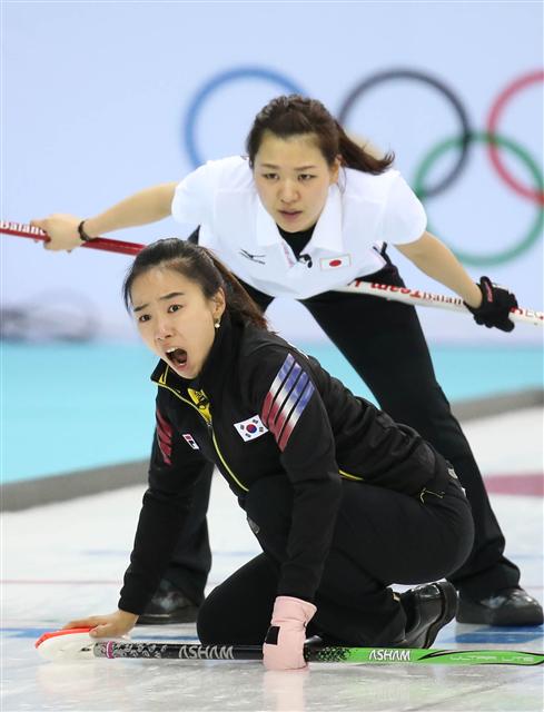 한국 여자컬링 대표팀 주장 김지선이 11일 열린 일본과의 2014 소치겨울올림픽 예선 첫 경기에서 스톤을 출발시킨 뒤 소리를 지르며 방향을 살피고 있다. 소치/연합뉴스
 