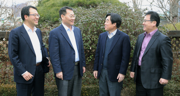 선대인 선대인경제연구소 소장(왼쪽부터), 전성인 홍익대 경제학과 교수, 강병구 인하대 경제학과 교수, 정창수 경희대 후마니타스칼리지 교수가 7일 서울 마포구 한겨레신문사에서 이야기하고 있다. 박종식 기자 anaki@hani.co.kr