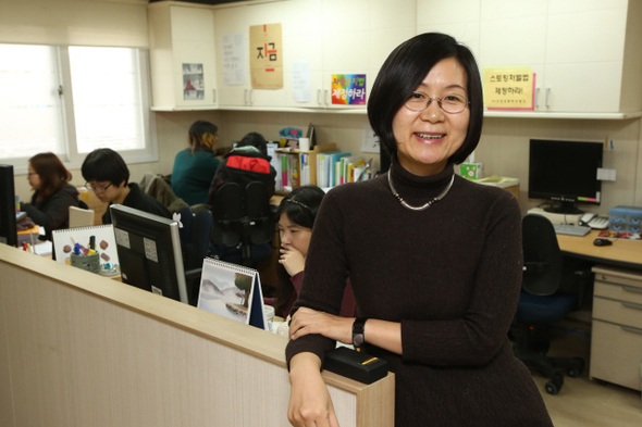 20일 문을 여는 한국성폭력상담소 부설 연구소 ‘울림’의 권인숙 소장이 12일 오후 서울 마포구 합정동 상담소 사무실에서 연구소 설립 취지를 설명하고 있다. 　 이정아 기자 leej@hani.co.kr