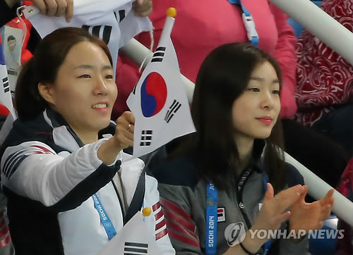 <b>한국 쇼트트랙 힘내라!</b> 이상화와 김연아(왼쪽부터)가 15일 오후(현지시간) 러시아 소치 해안클러스트 아이스버그 스케이팅 팔래스에서 열린 쇼트트랙 여자 1,500m 준결승에서 한국 조해리와 김아랑을 응원하고 있다. 2014.2.15 / 소치=연합뉴스