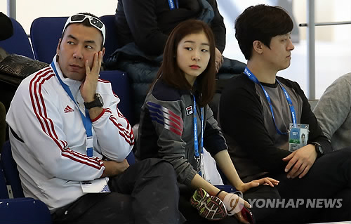 <b>“후배들 훈련보러 왔어요”</b> ‘피겨 여왕’ 김연아가 15일 오후(현지시간) 러시아 소치 해안클러스터의 스케이팅 트레이닝 베뉴에서 진행된 김해진과 박소연의 훈련을 지켜보고 있다. 2014.2.16 / 소치=연합뉴스