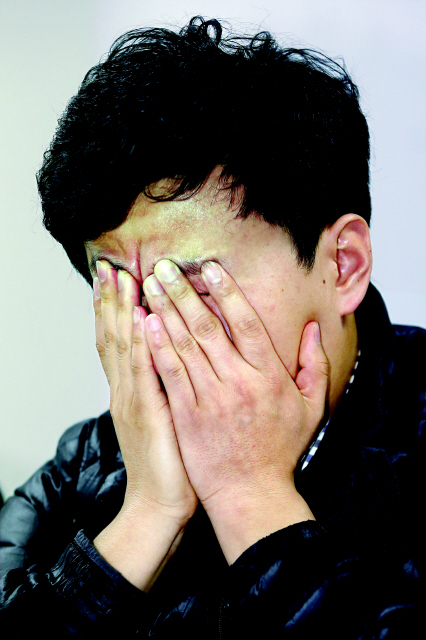 서울시 공무원 간첩사건의 피고인 유우성 씨가 16일 오후 서울 서초동 민주사회를 위한 변호사모임 사무실에서 기자회견을 열어 증거의혹에 대한 검찰 해명을 반박하고 있다. 기자회견 중 여동생을 데려와 가족이 함께 살고자 했던 소박한 바람이었을 뿐이라며 눈물을 흘리고 있다. 이정아 기자 <A href="mailto:leej@hani.co.kr">leej@hani.co.kr</A>