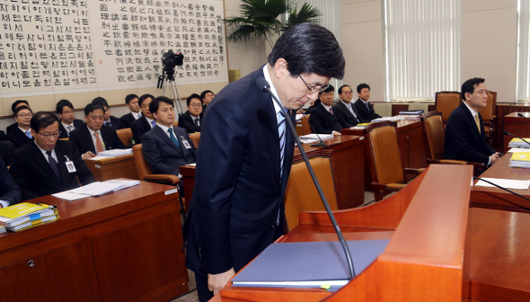 황교안 법무부 장관이 17일 오전 국회에서 열린 법제사법위원회 전체회의에서 업무 현황 보고를 하기에 앞서 의원들에게 인사를 하고 있다.  김경호 기자 jijae@hani.co.kr
