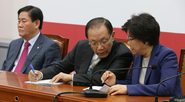 황우여 새누리당 대표(가운데)와 이혜훈 최고위원이 17일 오전 국회에서 열린 당 최고위원회의에서 이야기를 나누고 있다. 왼쪽은 최경환 원내대표.  김경호 기자