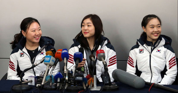 12일 인천국제공항 출국장에서 기자회견을 하는 김해진(왼쪽), 김연아(가운데) 박소연(오른쪽).  (영종도=연합뉴스)