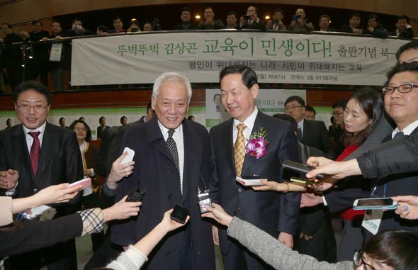 김상곤 경기교육감(오른쪽)과 김한길 민주당 대표가 17일 오후 서울 강남구 삼성동 코엑스에서 열린 김 교육감 출판기념회에서 만나 인사를 나눈 뒤 기자들의 질문에 답하고 있다. 이종근 기자 <A href="mailto:root2@hani.co.kr">root2@hani.co.kr</A>