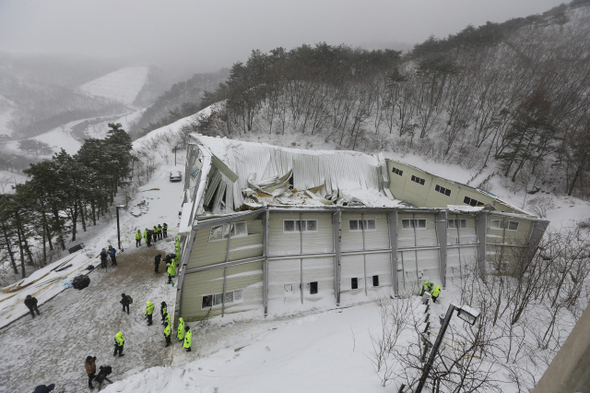 18일 오전 경주 양남면 동남로 마우나오션리조트 체육관 붕괴 사고현장. 천장이 모두 무너져내려 처참한 광경이다.  경주/강창광 기자 chang@hani.co.kr