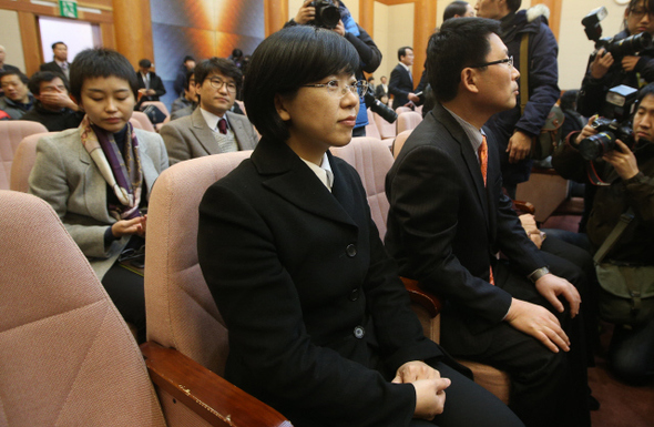 이정희 통합진보당 대표(가운데)가 18일 오후 서울 종로구 재동 헌법재판소에서 열린 통합진보당 정당해산심판·정당활동 금지 가처분 신청 사건 2차 변론에 방청을 위해 자리에 앉아 기다리고 있다. 뒷줄 왼쪽은 김재연 의원. 이 대표 오른쪽은 오병윤 원내대표. 신소영 기자 viator@hani.co.kr