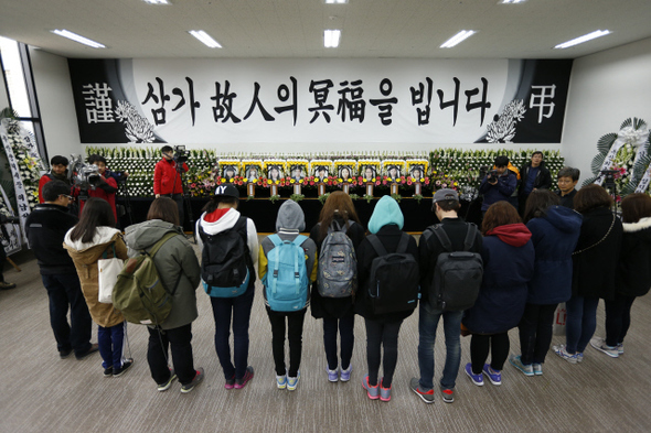 ‘경주 리조트 체육관 붕괴 참사’ 현장에서 살아돌아온 학생들이 18일 오후 부산외대 남산동 캠퍼스에 마련된 희생자들의 합동분향소를 찾아 하룻밤 새 고인이 된 친구들의 영정 앞에 머리 숙여 조문하고 있다. 부산/김성광 기자 flysg2@hani.co.kr