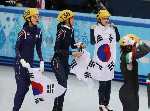 한국 쇼트트랙 대표팀이 18일 러시아 소치 아이스버그 스케이팅 팰리스에서 열린 2014 소치 동계올림픽 쇼트트랙 여자 3,000ｍ에서 금메달을 차지한 뒤 태극기를 들고 있다. 2014.2.18 /연합뉴스