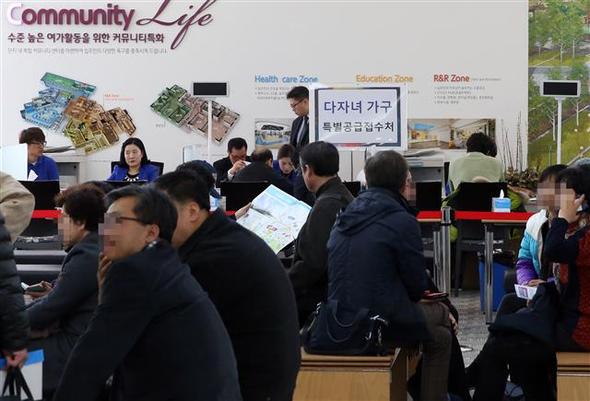 19일 오전 경기도 성남시 수정구 위례새도시 2차 엠코타운 센트로엘 견본주택에서 수요자들이 특별공급 청약 접수를 하고 있다. 위례새도시는 수도권 아파트 분양시장의 주요 관심지역으로 꼽힌다. 연합뉴스