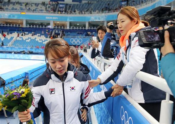 이상화(오른쪽)가 3000ｍ 계주 금메달을 딴 조해리의 손을 잡고 축하해주고 있다. 소치/연합뉴스