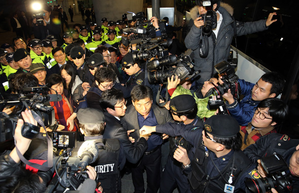 이집트 성지순례 도중 폭탄테러를 당한 충북 진천 중앙장로교회 신도 일부가 19일 오후 인천국제공항을 통해 입국한 뒤, 버스에 오르고 있다. 인천공항/공동취재사진