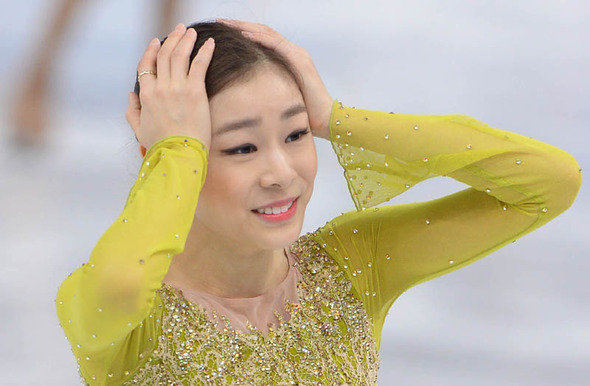 김연아가 2014 소치 동계올림픽에서 완벽한 연기를 선보이며 올림픽 2연패의 첫 단추를 뀄다. 김연아는 20일 러시아 소치 아이스베르크 스케이팅 팰리스에서 열린 피겨스케이팅 여자 싱글 쇼트프로그램에서 기술점수 39.03점과 예술점수 35.89점을 더해 74.92점을 받아 1위에 올랐다. /뉴스1