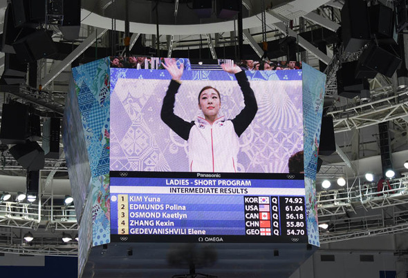 김연아가 2014 소치 동계올림픽에서 완벽한 연기를 선보이며 올림픽 2연패의 첫 단추를 뀄다. 김연아는 20일 러시아 소치 아이스베르크 스케이팅 팰리스에서 열린 피겨스케이팅 여자 싱글 쇼트프로그램에서 기술점수 39.03점과 예술점수 35.89점을 더해 74.92점을 받아 1위에 올랐다. /뉴스1