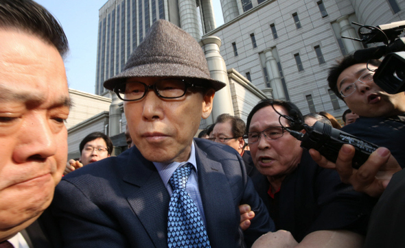 조용기 여의도순복음교회 원로목사가 20일 오후 서울 서초구 서울중앙지법에서 징역 3년에 집행유예 5년, 벌금 50억원을 선고받은 뒤 법원을 나서고 있다. 이 과정에서 조 목사 지지자들과 교회에서 고용한 사설경비업체 직원들이 여성 기자에게 폭력을 행사하고 <한국방송> 취재용 카메라를 부숴 취재를 방해했다. 김봉규 선임기자 bong9@hani.co.kr
