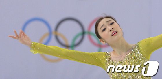 ‘피겨여왕‘ 김연아가 20일(한국시간) 러시아 소치 해안 클러스터 아이스버그 스케이팅 팰리스 경기장에서 열린 피겨 스케이팅 여자 싱글 쇼트프로그램에서 ‘어릿광대를 보내주오‘ 선율에 맞춰 환상적인 연기를 펼치고 있다. 2014.2.20/뉴스1