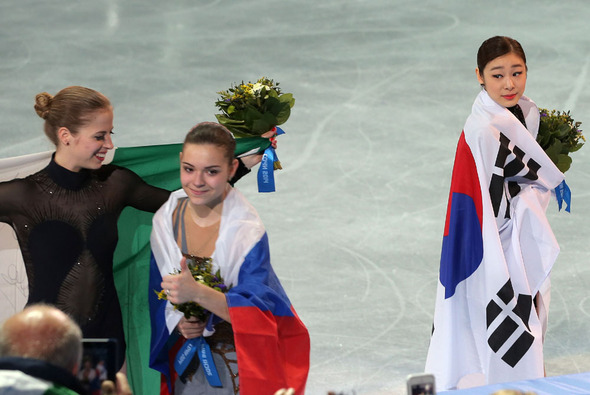 제22회 러시아 소치 동계올림픽에 출전한 ‘피겨 여왕’ 김연아가 21일 오전(한국시간) 소치 아이스버그 스케이팅 팰리스에서 열린 여자 피겨스케이팅 싱글 에서 은메달을 차지한 뒤 취재진 앞에 태극기를 두르고 포즈를 취하고 있다. 2014.2.21 연합뉴스