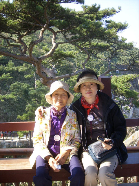 엄마와 나. 엄마, 봄이 오면 전처럼 좋은 곳으로 놀러가요.
