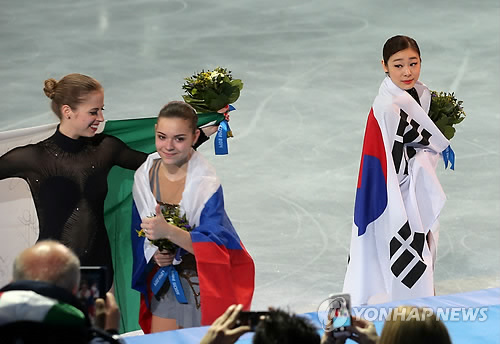 피겨여왕 김연아가 21일 오전 (한국시간) 러시아 소치 아이스버그 스케이팅 팰리스에서 열린 2014 소치 동계올림픽 피겨스케이팅 여자 싱글에서 은메달을 획득했다. 김연가가 러시아 아델리나 소트니코바와 이탈리아 카롤리나 코스트너를 뒤로한 채 먼저 발길을 돌리고 있다. 2014.2.21 (소치=연합뉴스)