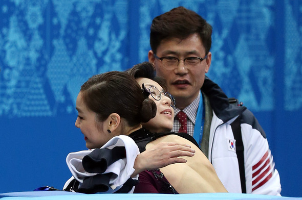 ‘피겨여왕‘ 김연아가 21일 오전(한국시간) 러시아 소치 아이스버그 스케이팅 팰리스에서 열린 2014 소치 동계올림픽 피겨스케이팅 여자 싱글 프리스케이팅에서 연기를 마치고 신혜숙, 류종현 코치와 포옹을 나누고 있다. 2014.2.21. 연합뉴스