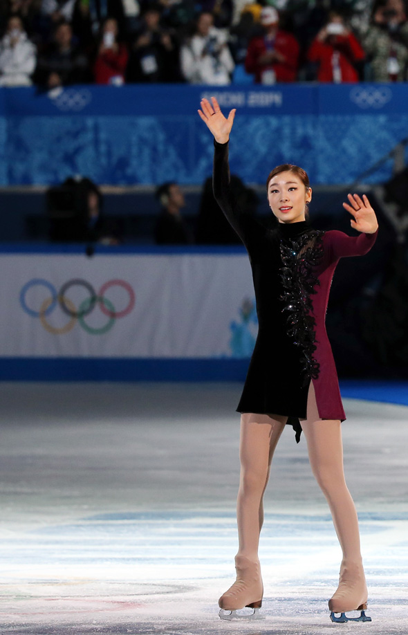 김연아가 20일 저녁(현지시각) 아이스베르크 스케이팅 팰리스에서 열린 2014 소치 겨울올림픽 피겨 여자싱글 프리스케이팅 뒤 플라워 세리머니 시상대에 오르기에 앞서 관중을 향해 손을 흔들고 있다. 소치/연합뉴스