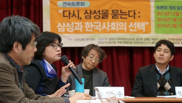 엄은희 서울대 아시아연구소 선임연구원이 21일 서울 공덕동 한겨레신문사 청암홀에서 열린 ‘다시 삼성을 묻는다 - 삼성과 한국사회의 선택’ 6차 토론회에서 발언하고 있다. 김정효 기자 hyopd@hani.co.kr
