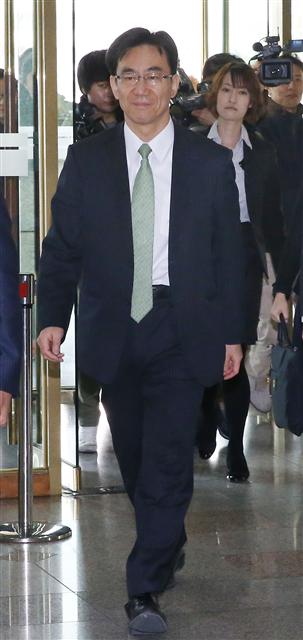 23일 외교부에 초치된 미치가미 히사시 주한 일본대사관 총괄공사가 일본 시마네현이 정한 ‘다케시마의 날’ 행사 개최 및 차관급 당국자 파견 등과 관련해 이상덕 외교부 동북아국장을 만나기 위해 서울 종로구 도렴동 외교부 청사에 들어서고 있다. 연합뉴스