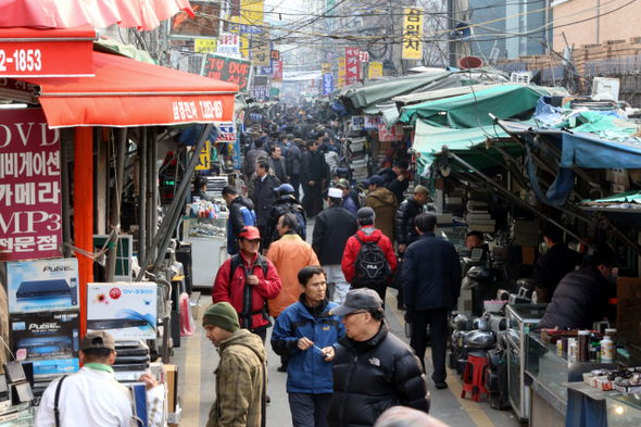 포근한 주말을 맞은 23일 오후 서울 중구 황학동 벼룩시장을 찾은 시민과 관광객들이 각종 재활용품 등 이 가득한 시장 곳곳을 둘러보고 있다. 김태형 기자 xogud555@hani.co.kr김태형 기자 xogud555@hani.co.kr