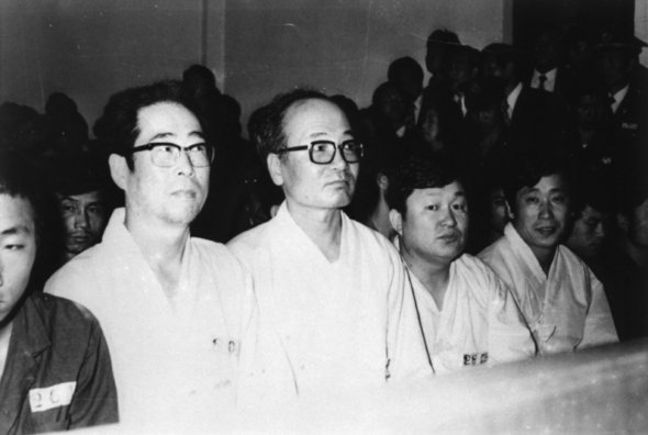 유신독재체제에 가장 먼저 도전장을 내민 1973년 4월22일 ‘남산 부활절 연합예배 사건’ 이래 개신교 진보세력은 박정희 정권 내내 탄압에 시달려야 했다. 사진은 75년 4월 ‘수도권 선교자금 횡령 사건’으로 구속된 박형규(왼쪽부터)·김관석·조승혁·권호경 목사가 재판을 받는 모습으로, 그해 6월 다른 사건으로 구속된 필자(성유보)는 서대문구치소에서 이들과 인연을 맺었다. <한겨레> 자료사진