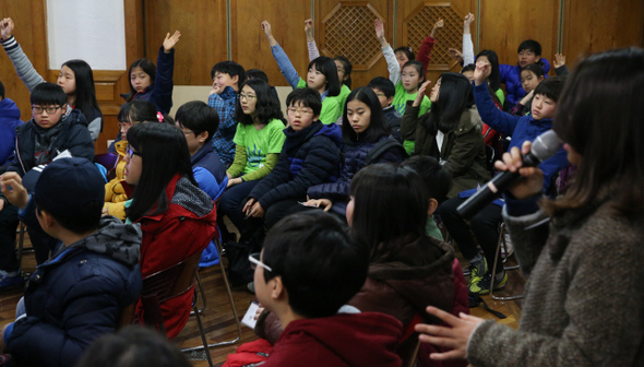 제2회 스토리킹 문학상의 심사가 열린 24일 오전 서울 강남구 신사동 강남출판문화센터에서 어린이 심사위원들이 한 심사위원(오른쪽 끝)의 이야기가 끝나기 무섭게 발언권을 얻기 위해 손을 들고 있다. 김정효 기자 hyopd@hani.co.kr