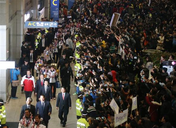 25일 인천공항에 수많은 팬과 선수 가족이 몰려 김연아, 이상화, 박승희 등 해단식장으로 이동하는 선수들을 휴대전화 등으로 촬영하고 있다. 인천공항/연합뉴스