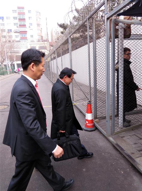 ‘서울시 공무원 간첩사건’ 증거 조작 의혹을 조사하기 위해 25일 낮 중국 랴오닝성 선양에 도착한 민주당 진상조사단의 정청래(왼쪽), 심재권 의원이 한국총영사관으로 들어가고 있다. 선양/연합뉴스