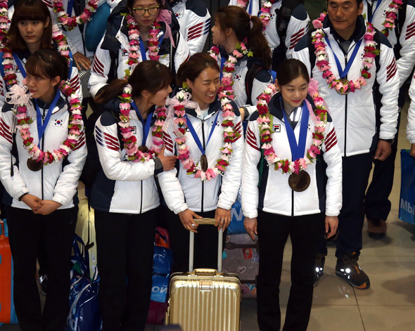 2014 소치 동계올림픽에 참가한 한국 선수단 김연아와 이상화가  25일 오후 인천국제공항을 통해 귀국하며 대한체육회가 준비한 초콜릿 금메달을 목에 걸고 활짝 웃고 있다.  2014.2.25 연합뉴스