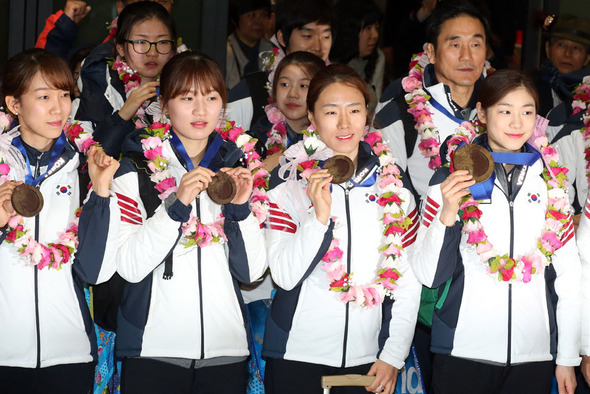 2014 소치 동계올림픽 대표팀 선수단이 25일 오후 인천국제공항 입국장을 통해 귀국해 초콜릿으로 만든 ‘국민행복 메달‘을 들어 보이고 있다. 앞줄 왼쪽부터 쇼트트랙 조해리, 박승희, 스피드스케이팅 이상화, 피겨스케이팅 김연아 선수. 2014.2.25/뉴스1