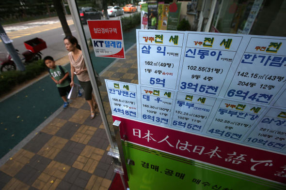 서울의 한 부동산중개업소에 붙어 있는 전세·매매 게시판. 한겨레 자료 사진