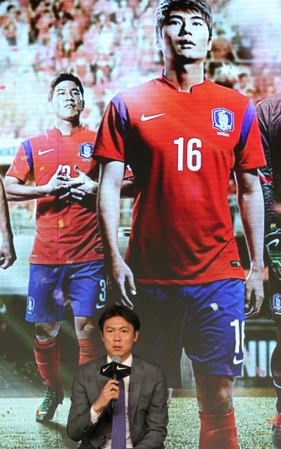 2014 브라질월드컵 축구대표팀의 새 경기복이 27일 서울 광화문 광장에서 열렸다. 강렬한 붉은색 상의와 짙은 파란색 하의로 디자인됐고, 어깨 이음선에 파란색 포인트를 줘 갑옷을 입은 전사의 강인함을 표현했다. 홍명보 감독이 새 경기복을 입은 선수 사진을 배경으로 기자들의 질문에 답하고 있다. 김정효 기자 hyopd@hani.co.kr