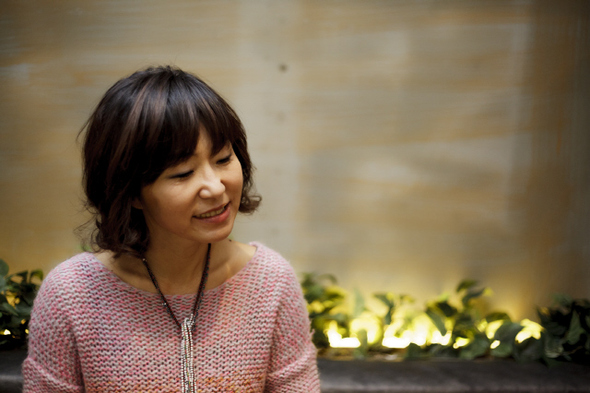 1995년 <동아일보> 신춘문예와 제1회 문학동네 소설상을 받으며 화려하게 등장한 은희경. 등단 20년째에 낸 열두권째 책이 “스침과 흩어짐”에 대한 생각에서 빚어져 나왔다고 밝혔다.  문학동네 제공
